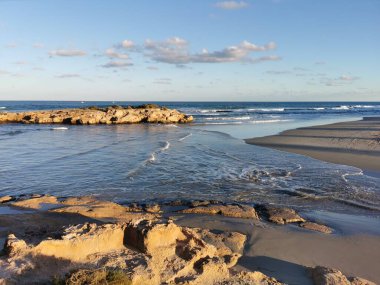 Adadan ve kayalardan gelen deniz kıyısı ve refleksleri