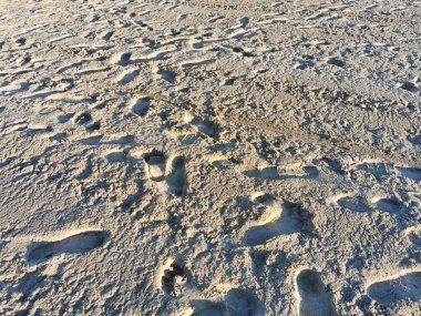 Kumsaldaki kum, kumdaki gölgeler ve güneş ışığı kumdaki rüzgar deseni kumdaki kum yağmurları..