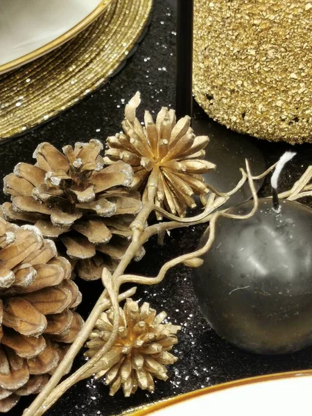 Jedle Větev Novoroční Vánoční Výzdobou Kartě Tmavém Pozadí — Stock fotografie