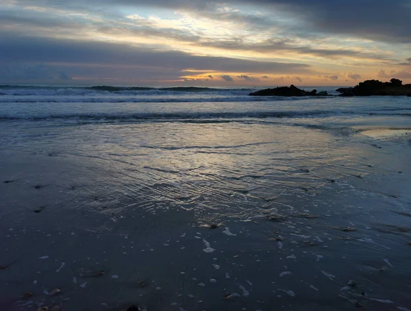 Pemandangan Udara Laut Batu Pantai Dan Gelombang Saat Matahari Terbenam Stok Gambar