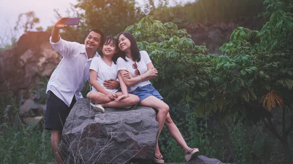 Glückliche Familie Beim Selfie Auf Dem Felsenberg Bei Sonnenuntergang Konzept — Stockfoto
