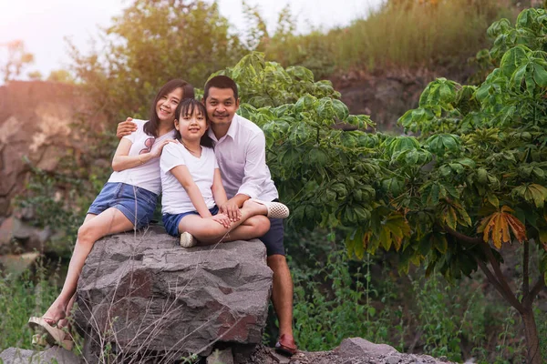 Glückliche Familie Beim Foto Auf Dem Felsenberg Bei Sonnenuntergang Konzept — Stockfoto