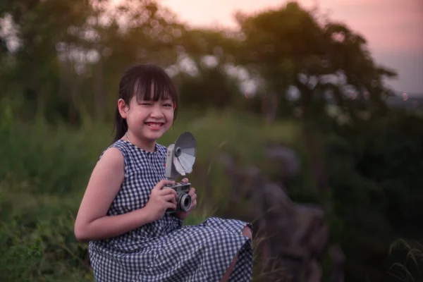 Вінтажна Маленька Дівчинка Фотографів Щасливо Фотографує Кінокамерою — стокове фото