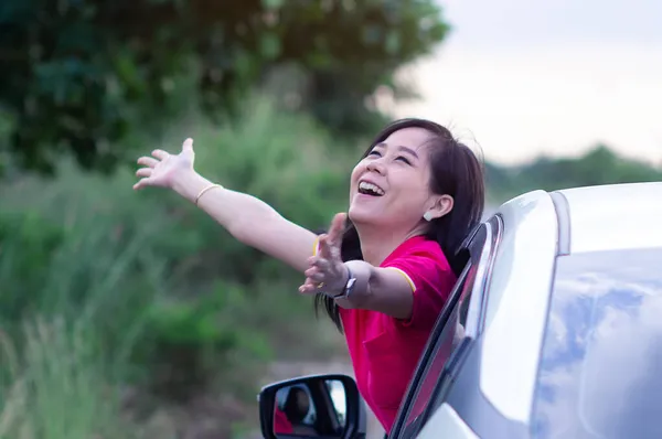 Mutlu Kadın Gülümseyen Rahatlayan Bir Şekilde Arabanın Camından Dışarı Bakıyor — Stok fotoğraf