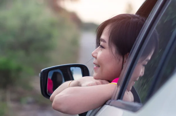 Glückliche Frau Die Aus Dem Autofenster Lächelt Und Entspannt — Stockfoto