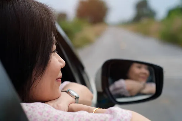 Mulher Bonita Que Olha Uma Vista Natureza Viajar Condução Estrada — Fotografia de Stock