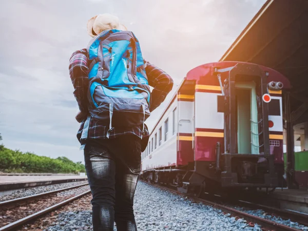 Şapkalı Sırt Çantalı Afrikalı Bir Gezgin Tren Istasyonunda Trene Doğru — Stok fotoğraf