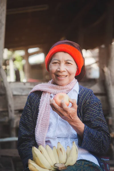 Азійська Стара Жінка Їсть Яблуко Банани Посмішкою Щастям Концепція Здорової — стокове фото