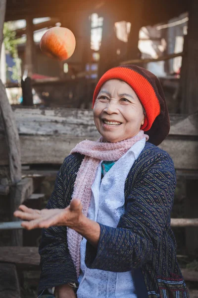 Азійська Стара Жінка Кидає Яблуко Повітря Посмішкою Щастям Концепція Здорової — стокове фото