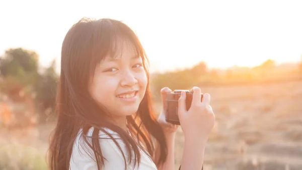 Genç Kız Güzel Doğal Işıkta Fotoğraf Pratiği Yapıyor — Stok fotoğraf