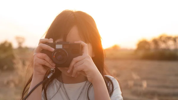 Jong Meisje Oefenen Fotografie Prachtig Natuurlijk Licht — Stockfoto