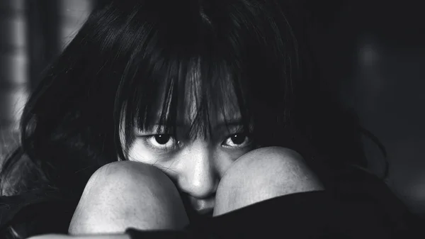 悲しみの態度で暗い部屋の床に座っている間に泣いて悲しい孤独な少女 うつ病や家庭内暴力の子の概念 — ストック写真
