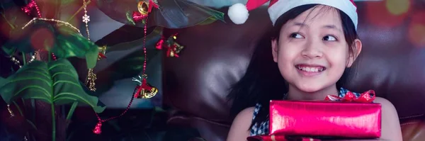 Щаслива Дівчина Посмішки Капелюсі Санта Медичній Масці Обличчя Різдвяними Подарунковими — стокове фото