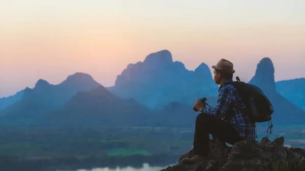 Hiker Sitting Looking Sunset Top Mountain Packpack Holding Binoculars Concept — Foto de Stock