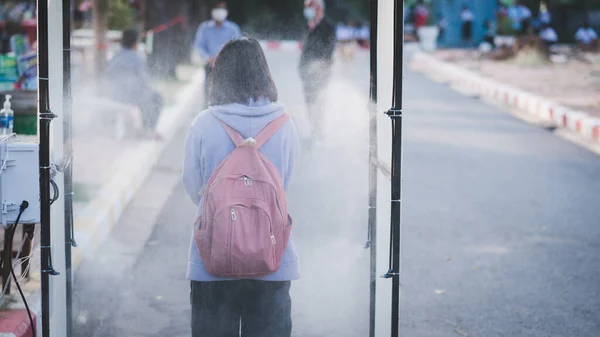 Schüler Gehen Alkoholsprayern Vorbei Covid Schulen Verhindern — Stockfoto