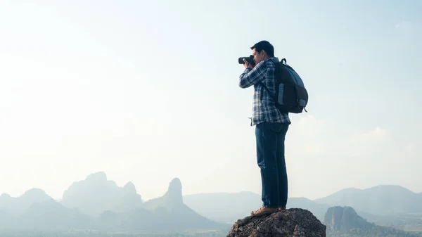 Fotógrafo Naturaleza Viajero Tomando Fotos Hermoso Paisaje Desde Cima Montaña —  Fotos de Stock