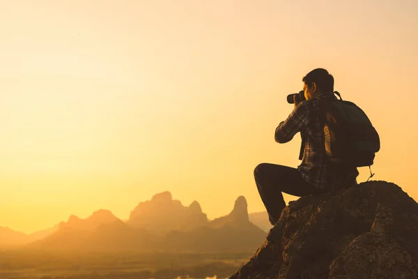 Fotoğrafçı Silhuette Dağın Tepesinden Gün Batımının Güzel Bir Fotoğrafını Çekiyor — Stok fotoğraf