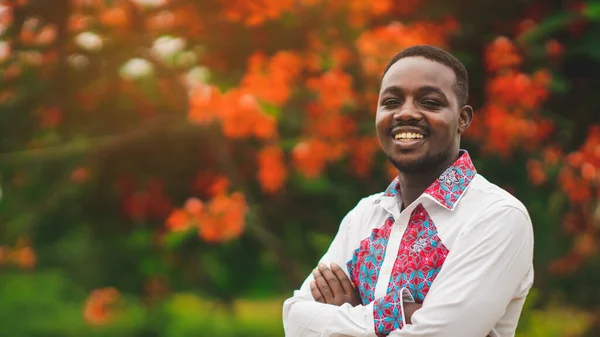 Afrikaanse Man Draagt Inheemse Doek Traditionele Kleurrijke Met Glimlach Gelukkig — Stockfoto