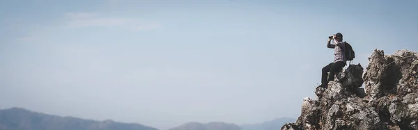 Excursionista Está Sentado Mirando Vista Cima Montaña Con Paquete Sosteniendo — Foto de Stock