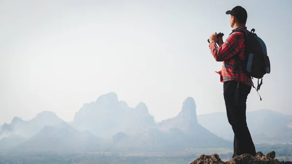 Wanderer Blickt Mit Rucksack Und Fernglas Auf Felskante Auf Berggipfel — Stockfoto