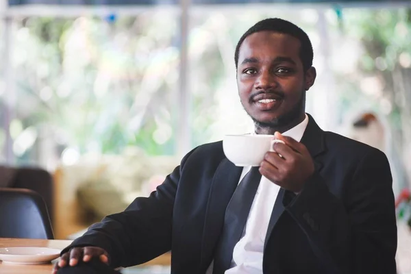 Empresario Africano Tomando Café Con Feliz Relajarse —  Fotos de Stock