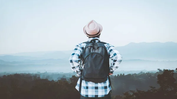 Hombre Viajero Mochila Africana Mirando Amanecer Niebla Paisaje Una Cima — Foto de Stock