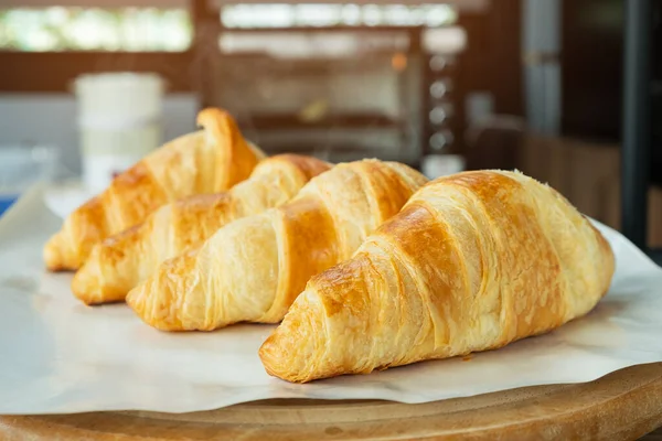 Frisch Gebackene Croissants Aus Dem Elektroofen Mit Rauch — Stockfoto