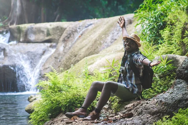 Sırt Çantalı Afrikalı Gezgin Şelalede Oturuyor Özgürce Dinleniyor — Stok fotoğraf