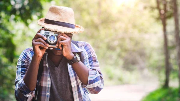 Afrikaanse Mannelijke Toeristische Reizen Wilde Reis Wandelen Tijdens Vakantie Met — Stockfoto