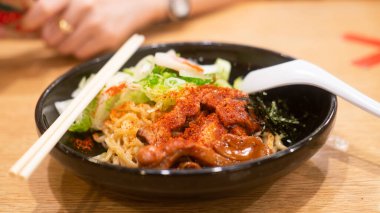 Japon restoranının tabağında baharatlı ramen eriştesi var. Asya usulü.