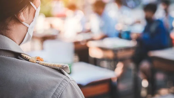 Uniformierte Lehrer Überprüfen Schüler Auf Covid Prävention Schulen Mit Gesichtsmaske — Stockfoto