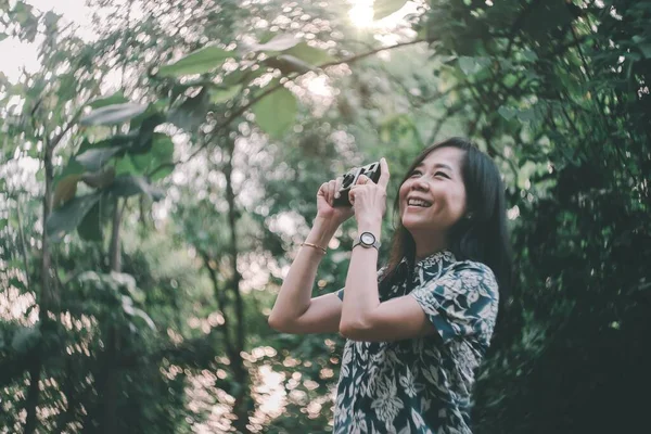 Eski Asyalı Turist Kız Mutlu Bir Şekilde Doğayı Manzaraları Fotoğraflıyor — Stok fotoğraf