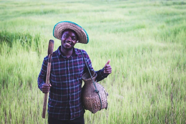Afrykański Rolnik Szczęśliwie Pracuje Uprawia Swoim Gospodarstwie Pomocą Narzędzi Rolniczych — Zdjęcie stockowe