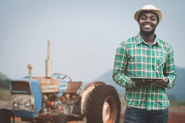 Úspěch Africký Samec Farmář Kostkované Košili Slamáku Drží Digitální Tablet — Stock fotografie