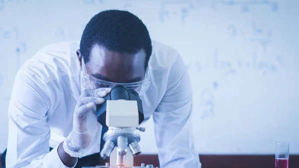 Närbild Afrikansk Manlig Vetenskaplig Forskare Med Hjälp Mikroskop Laboratoriet — Stockfoto