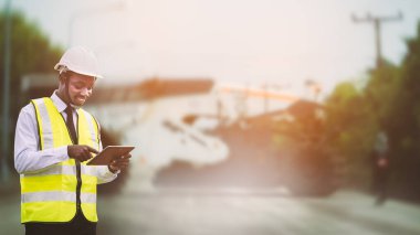 Afrika inşaat mühendisliği, yol yeniden yapılandırmasını kontrol etmek ve yol üzerindeki paten sıkıştırma makinesiyle inşaat alanını denetlemek için tablet kullanıyor.