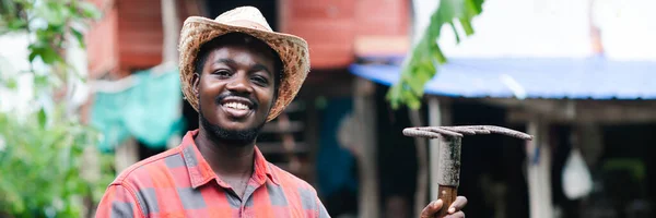 Ευτυχία Αφρικανός Αγρότης Στέκεται Την Αγροικία Του Στο Παρασκήνιο — Φωτογραφία Αρχείου