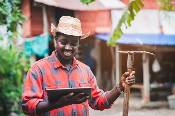 Счастье Африканский Фермер Стоит Смотрит Планшет Своим Фермерским Домом Background — стоковое фото