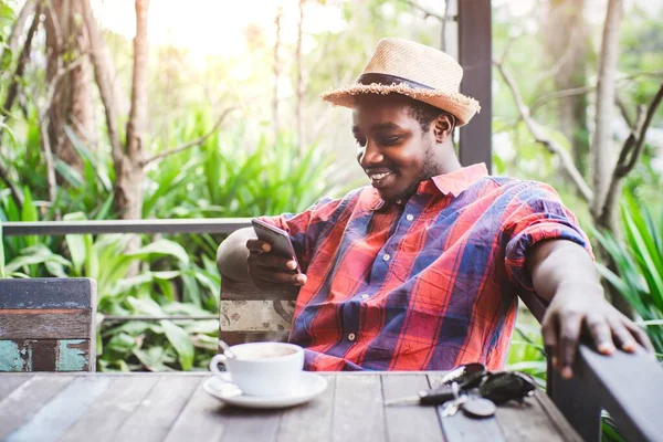 Afrikanische Touristen Schauen Während Ihrer Reisepausen Café Soziale Medien Auf — Stockfoto