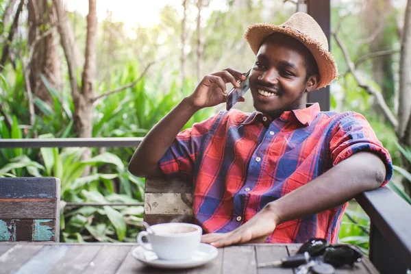 African Tourists Watch Social Media Smartphones Breaks Touring Coffee Shop — Foto de Stock