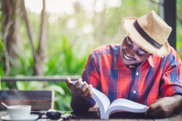 Afrikanischer Reisender Mit Hut Und Einer Tasse Kaffee Beim Lesen — Stockfoto