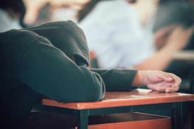 Sınav sırasında sınıfta uyuyan yorgun öğrenciler