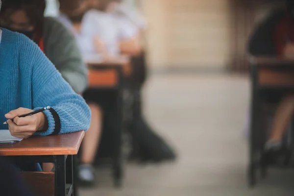 Studente Sostenere Esame Mentre Indossa Maschera Facciale Causa Emergenza Coronavirus — Foto Stock