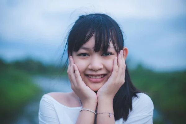 Słodkie Azji Mała Dziewczynka Uśmiecha Się Jasno Dobry Dzień — Zdjęcie stockowe