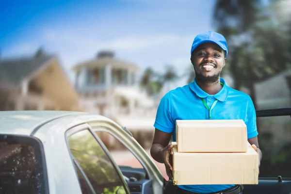 Entrega Africano Homem Correio Com Caixa Para Enviar Cliente — Fotografia de Stock