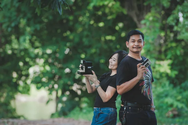 Een Stel Leert Foto Maken Met Vriend Die Zijn Vriendin — Stockfoto