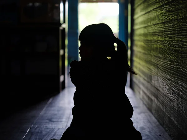 悲しみの態度で暗い部屋の床に座っている間に泣いて悲しい孤独な少女 うつ病や家庭内暴力の子の概念 — ストック写真