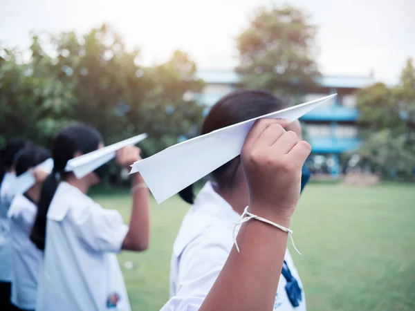 Asyalı Öğrenciler Okul Parkında Kağıt Roket Oynuyorlar — Stok fotoğraf
