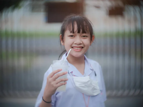 Bayan Öğrenci Akşam Içtikten Okulu Bitirdikten Sonra Mutlu Bir Şekilde — Stok fotoğraf