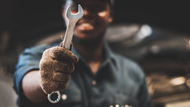 Afrika bakımı erkek tornavida kontrol için araba, servis otomobil onarım ve kontrol merkezi aracılığıyla hizmet